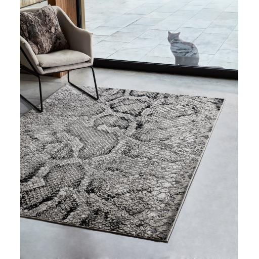 Quantum Snake Print QU03 High Shine Rug in Grey Silver