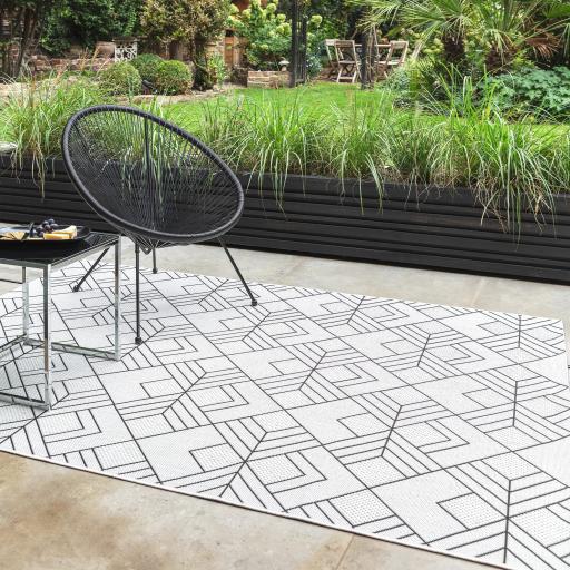 Patio Deco PAT16 Geometric Diamond Indoor Outdoor Rug in Ivory Black