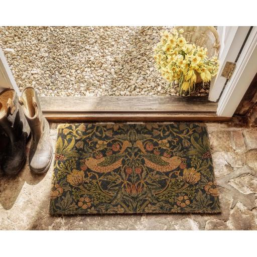 Morris-_-Co-Printed-Coir-Strawberry-Thief-Navy-45X75-Lifestyle - Kopya.jpg